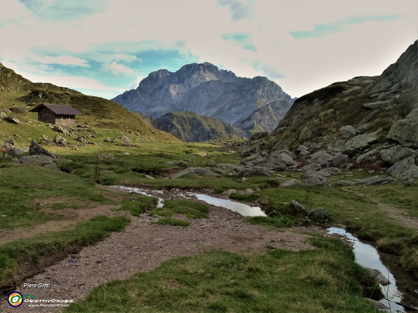 82 Scendendo dal Passo di Mezzeno (2044 m) sul sent. 215 alla conca di Mezzeno.JPG